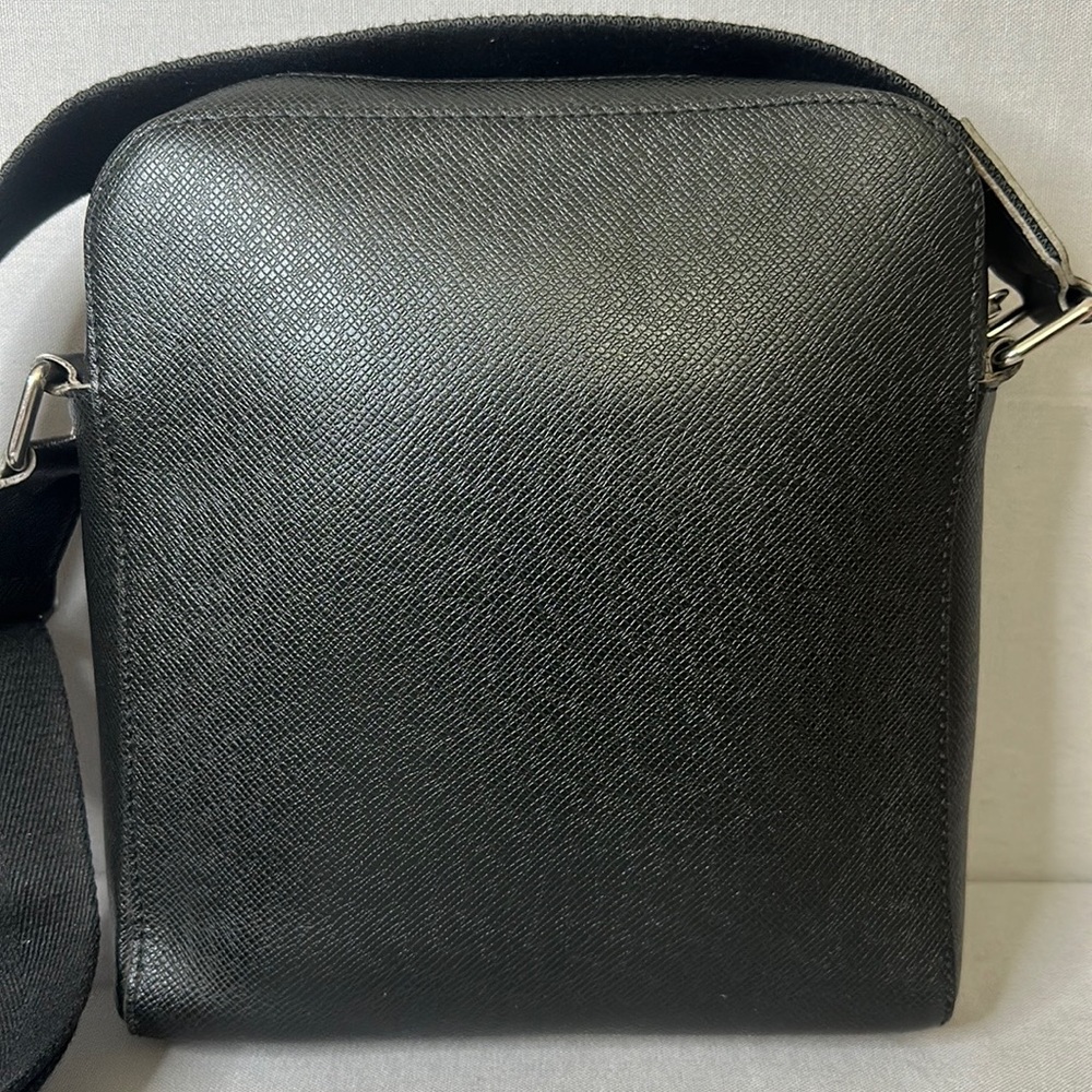 Louis Vuitton Anton Messenger Bag (UNISEX) - Picture 3 of 12
